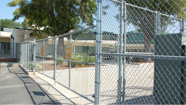 5 Easy Steps to Install Chain Link Fence Slats