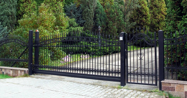 10 Brick Iron Fence Designs to Add Elegance to Your Property